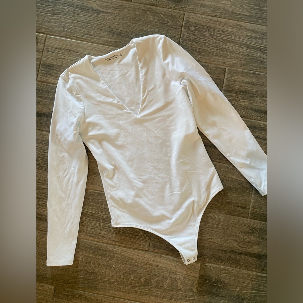 White Long-Sleeve V-Neck Abercrombie & Fitch Women's White Bodysuit Size M